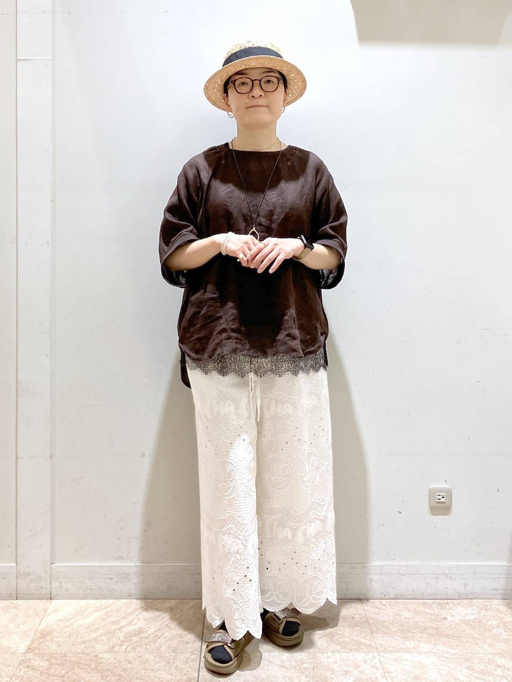 その他のサンダル、ブラウン系のシャツ/ブラウス、ブラック系のTシャツ/カットソーを着用したレディースの夏コーディネートの5枚目の写真