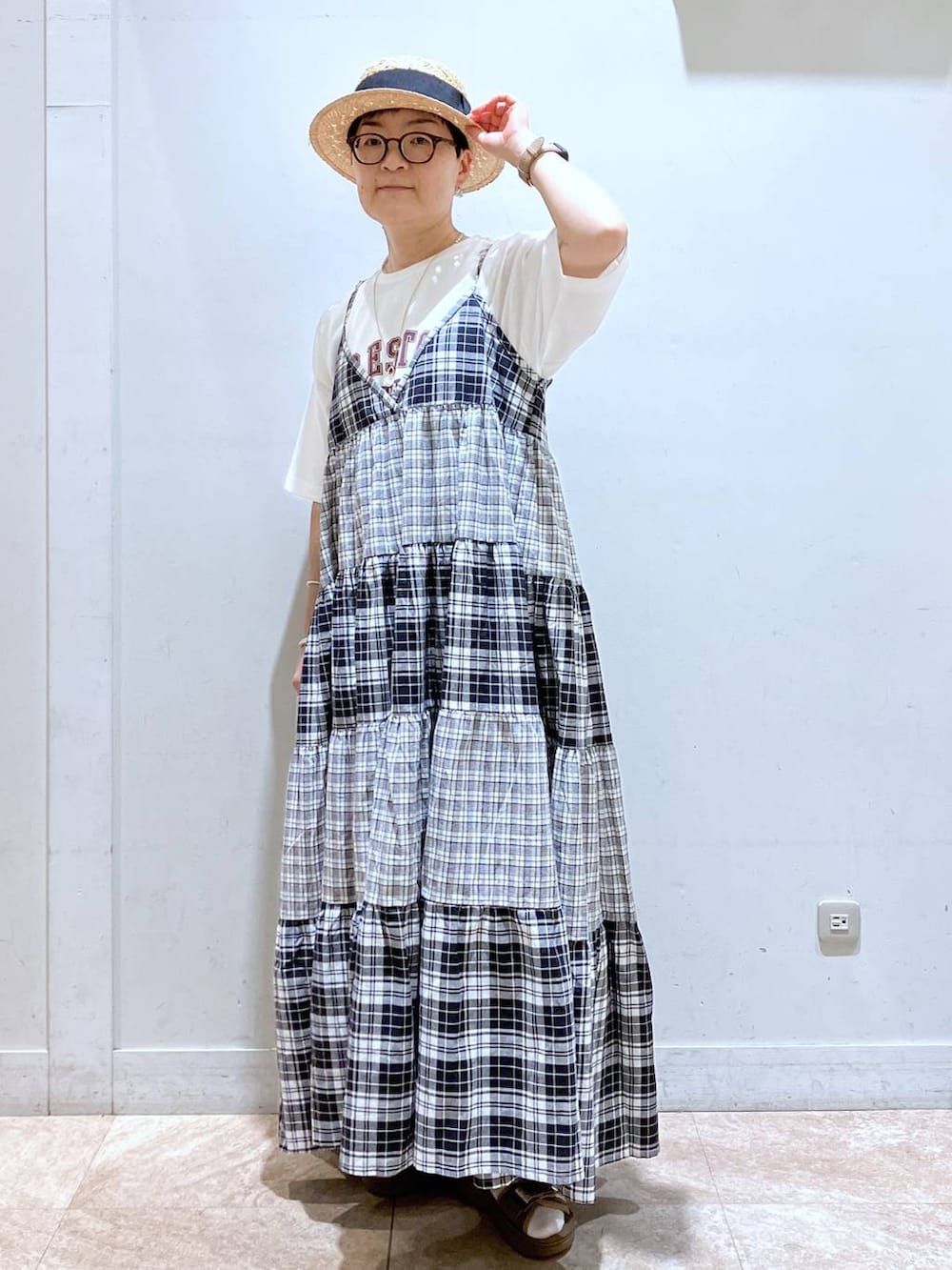 その他のワンピース、ホワイト系のTシャツ/カットソー、その他のサンダルを着用したレディースの夏コーディネートの4枚目の写真