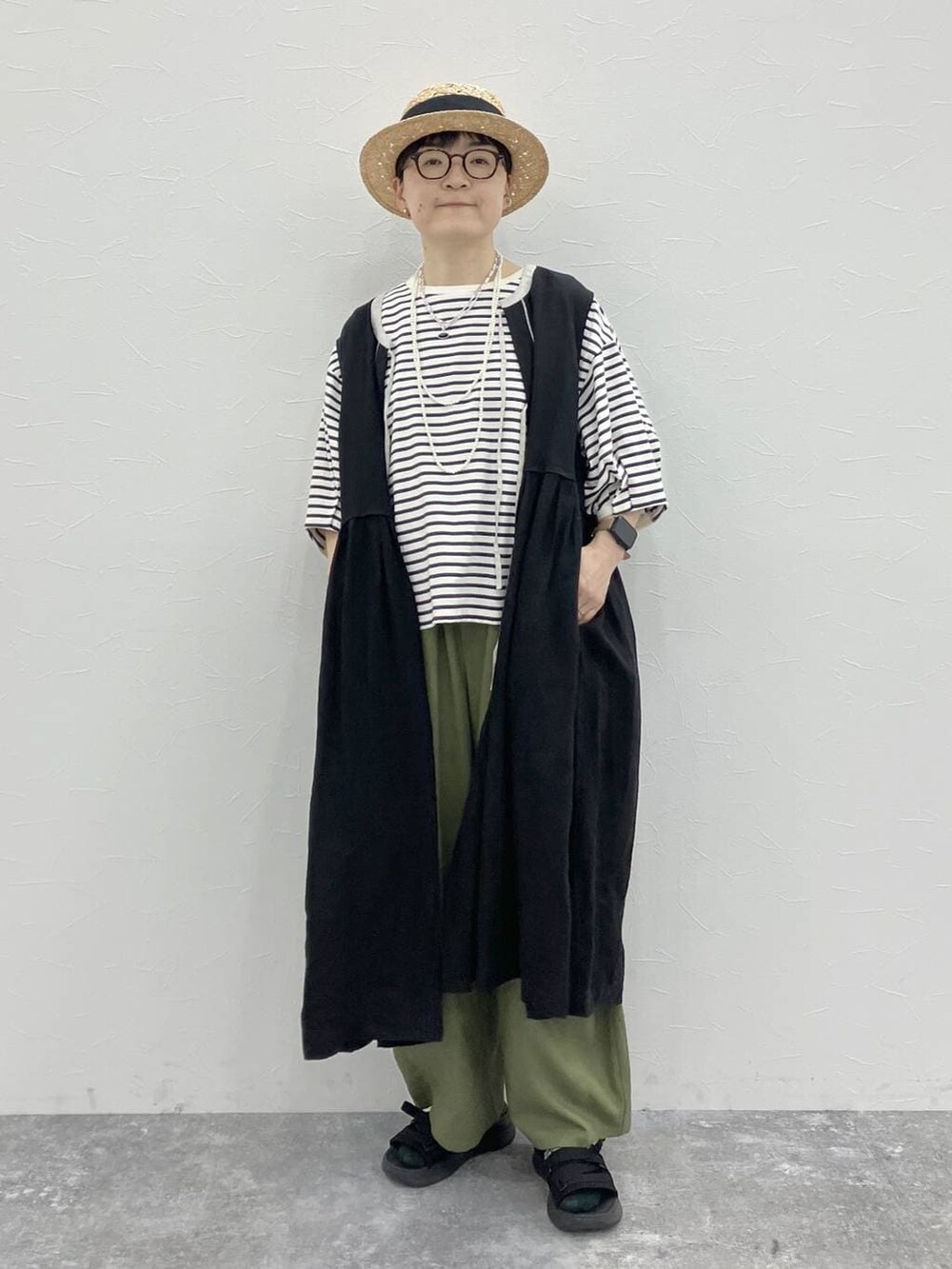 その他のTシャツ/カットソー、シルバー系のネックレス、その他のイヤーカフを着用したレディースの春コーディネートの7枚目の写真
