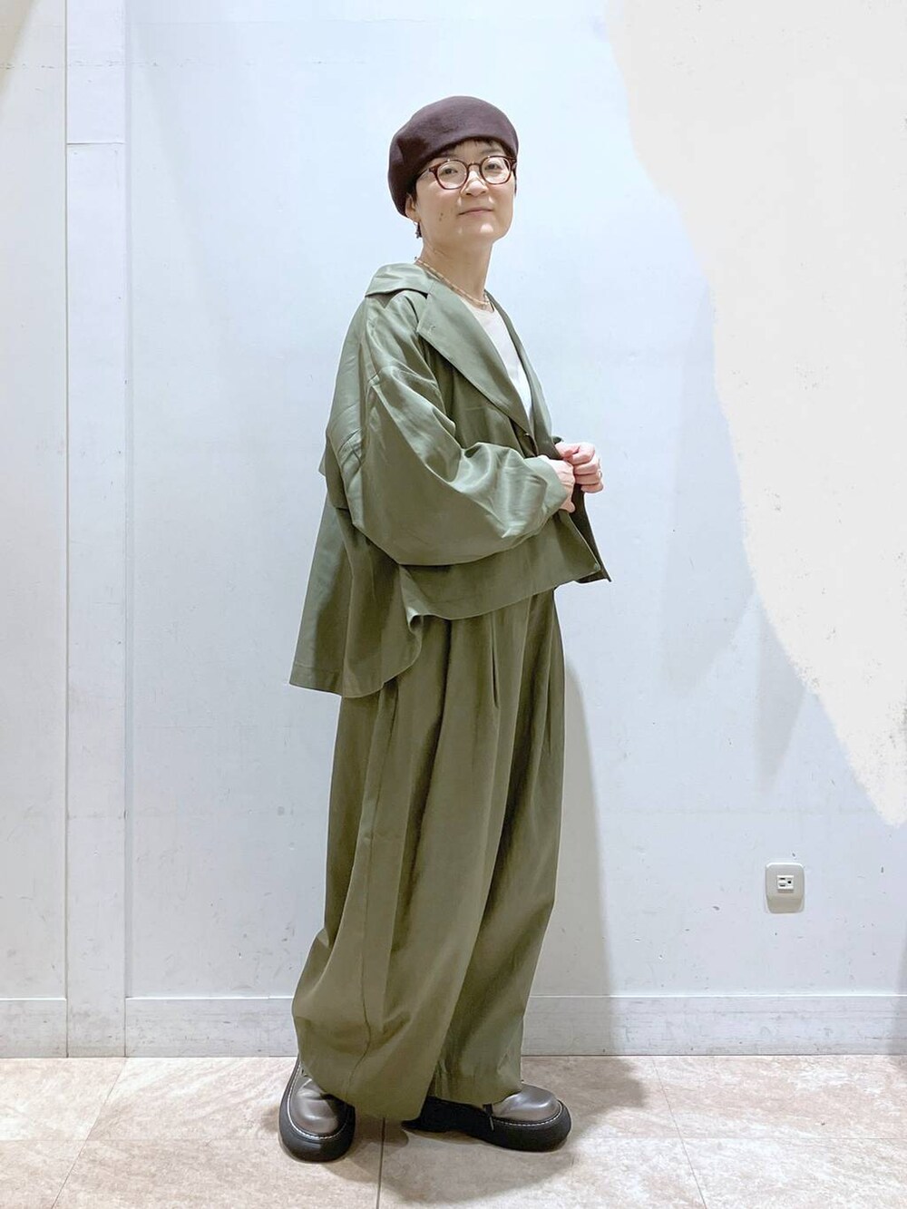 グリーン系のその他パンツ、グリーン系のトレンチコート、その他のその他シューズを着用したレディースの秋コーディネートの3枚目の写真