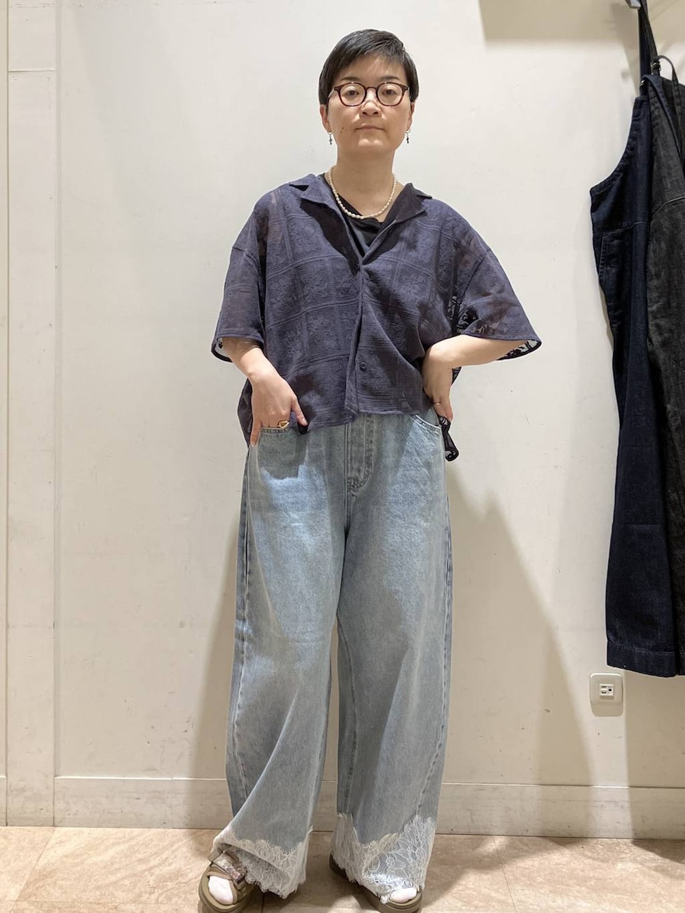ブルー系のデニムパンツ、グレー系のシャツ/ブラウス、その他のサンダルを着用したレディースの夏コーディネートの2枚目の写真