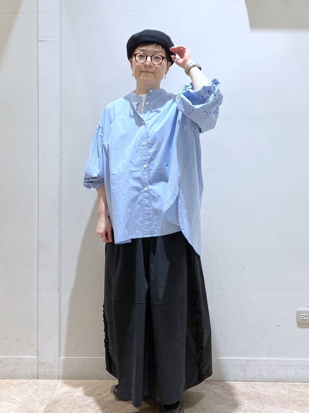 ブラック系のスカート、ブルー系のシャツ/ブラウス、グレー系のハンチング/ベレー帽を着用したレディースの秋コーディネートの4枚目の写真