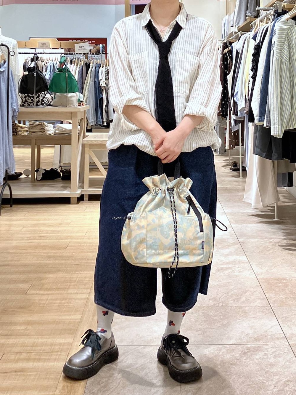 その他のその他シューズ、その他のシャツ/ブラウス、ブルー系のその他パンツを着用したレディースの春コーディネートの3枚目の写真