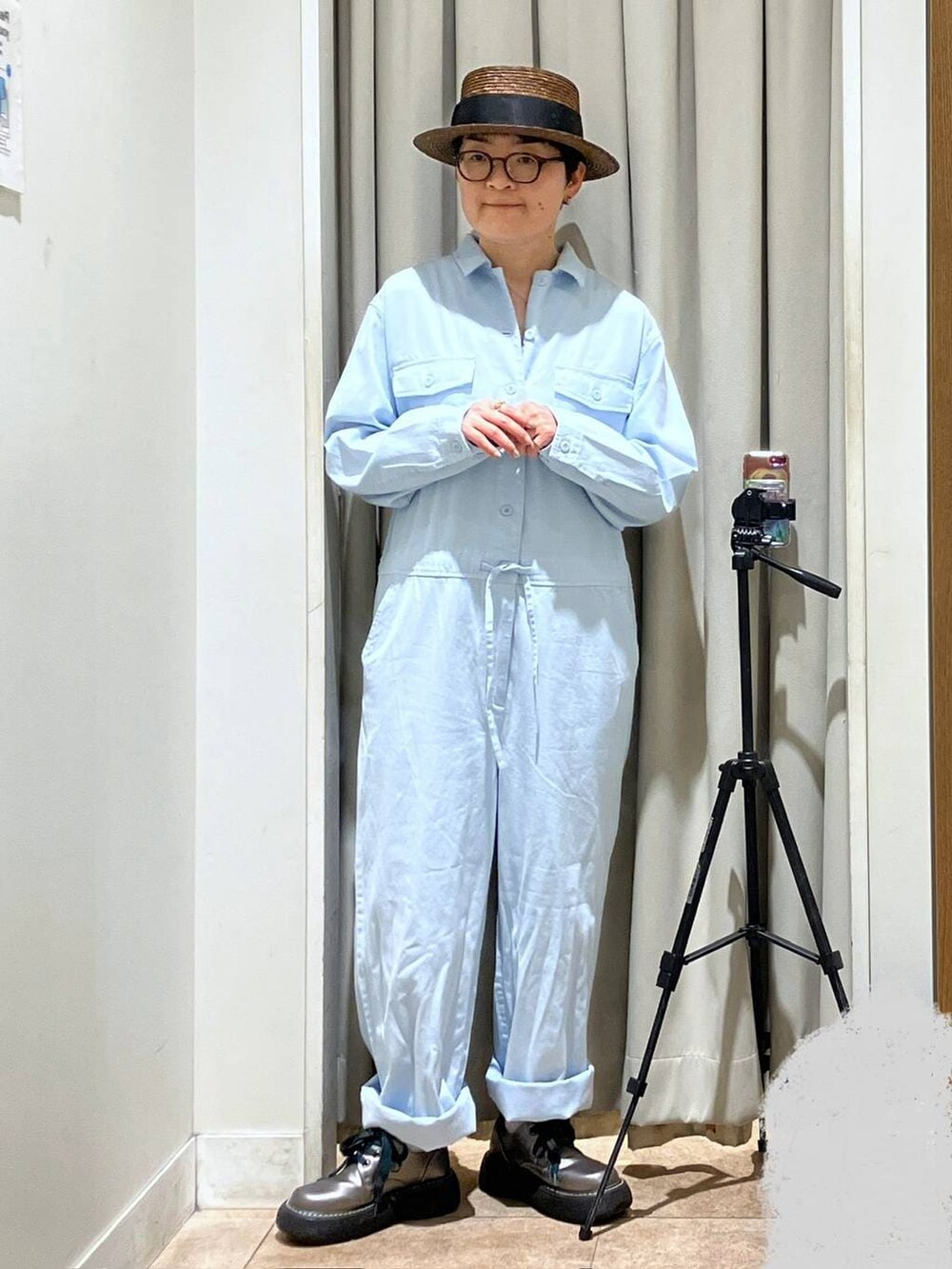 その他のその他シューズ、ブルー系のつなぎ/オールインワンを着用したレディースの春コーディネートの2枚目の写真