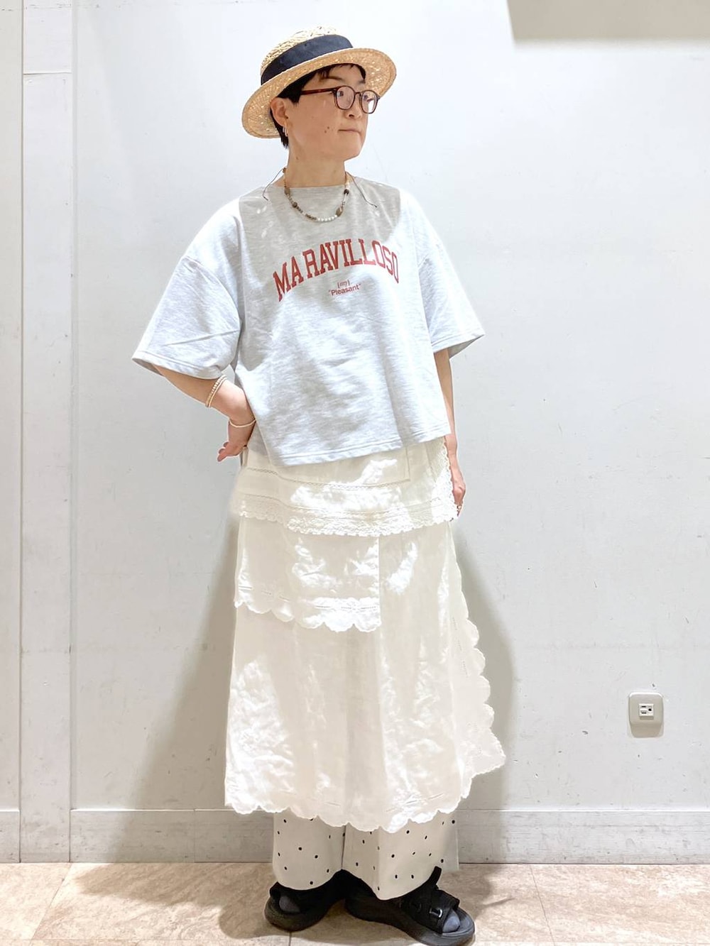 ホワイト系のスカート、グレー系のTシャツ/カットソー、シルバー系のイヤーカフを着用したレディースの春コーディネートの3枚目の写真