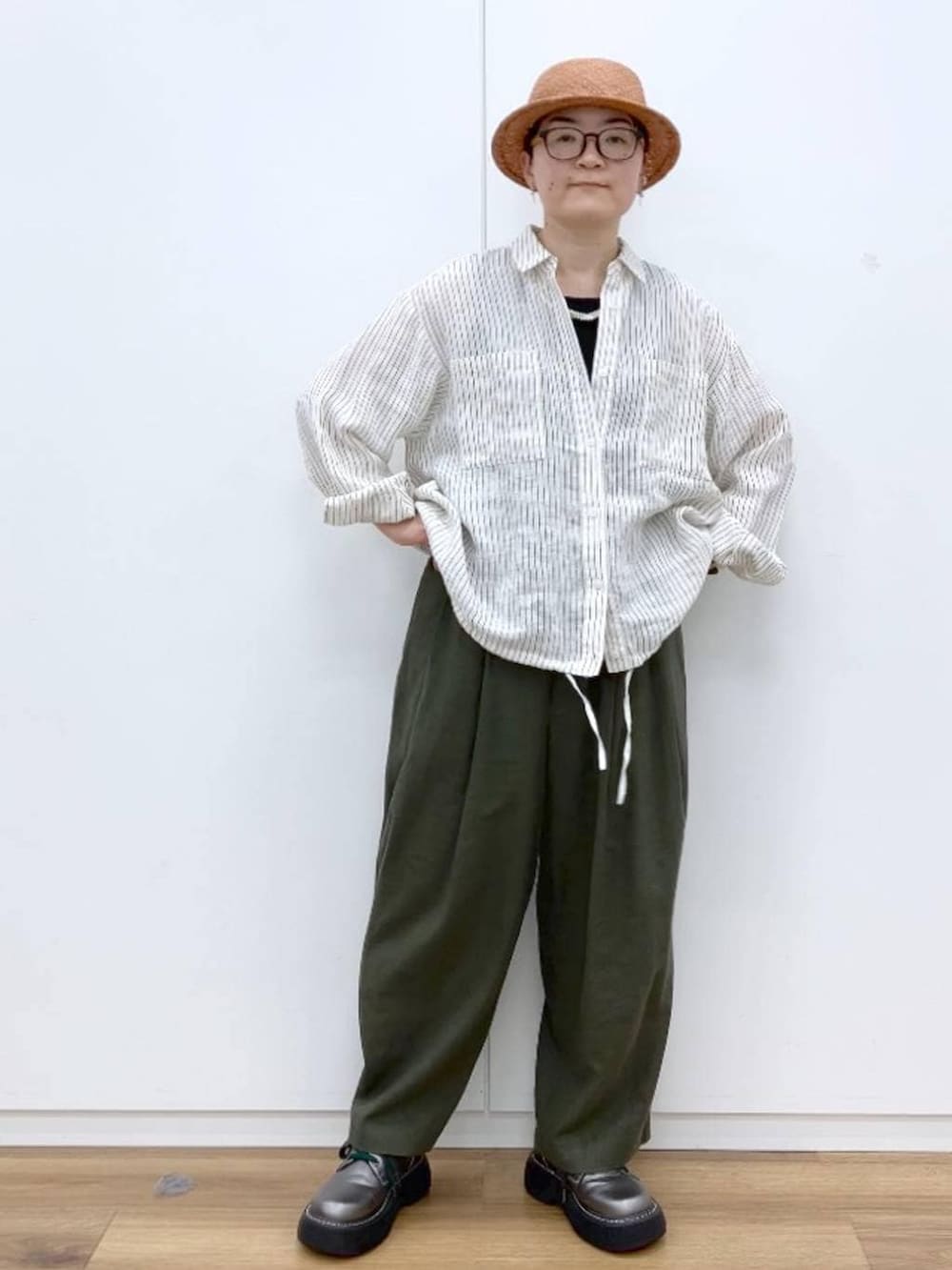 その他のその他シューズ、ブラック系のタンクトップ、グリーン系のその他パンツを着用したレディースの春コーディネートの2枚目の写真