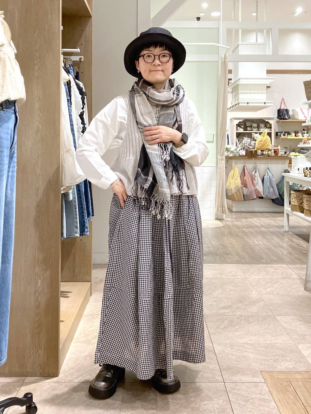 その他のその他シューズ、その他のTシャツ/カットソー、ブラック系のスカートを着用したレディースの春コーディネートの3枚目の写真