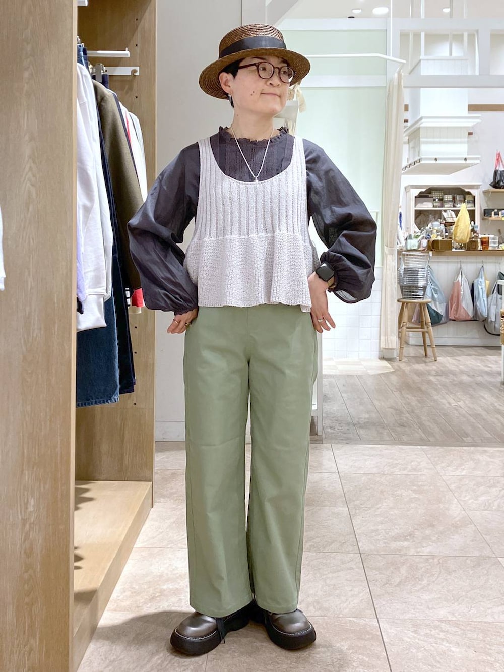 その他のその他シューズ、グリーン系のその他パンツ、その他のシャツ/ブラウスを着用したレディースの春コーディネートの5枚目の写真