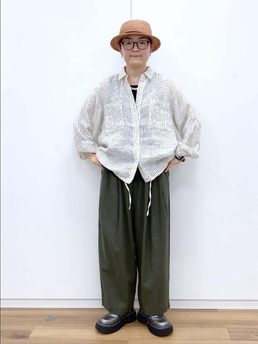 その他のその他シューズ、ブラック系のタンクトップ、グリーン系のその他パンツを着用したレディースの春コーディネートの9枚目の写真