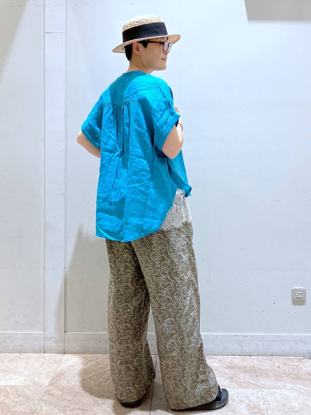 グリーン系のデニムパンツ、ホワイト系のTシャツ/カットソー、その他のネックレスを着用したレディースの夏コーディネートの2枚目の写真