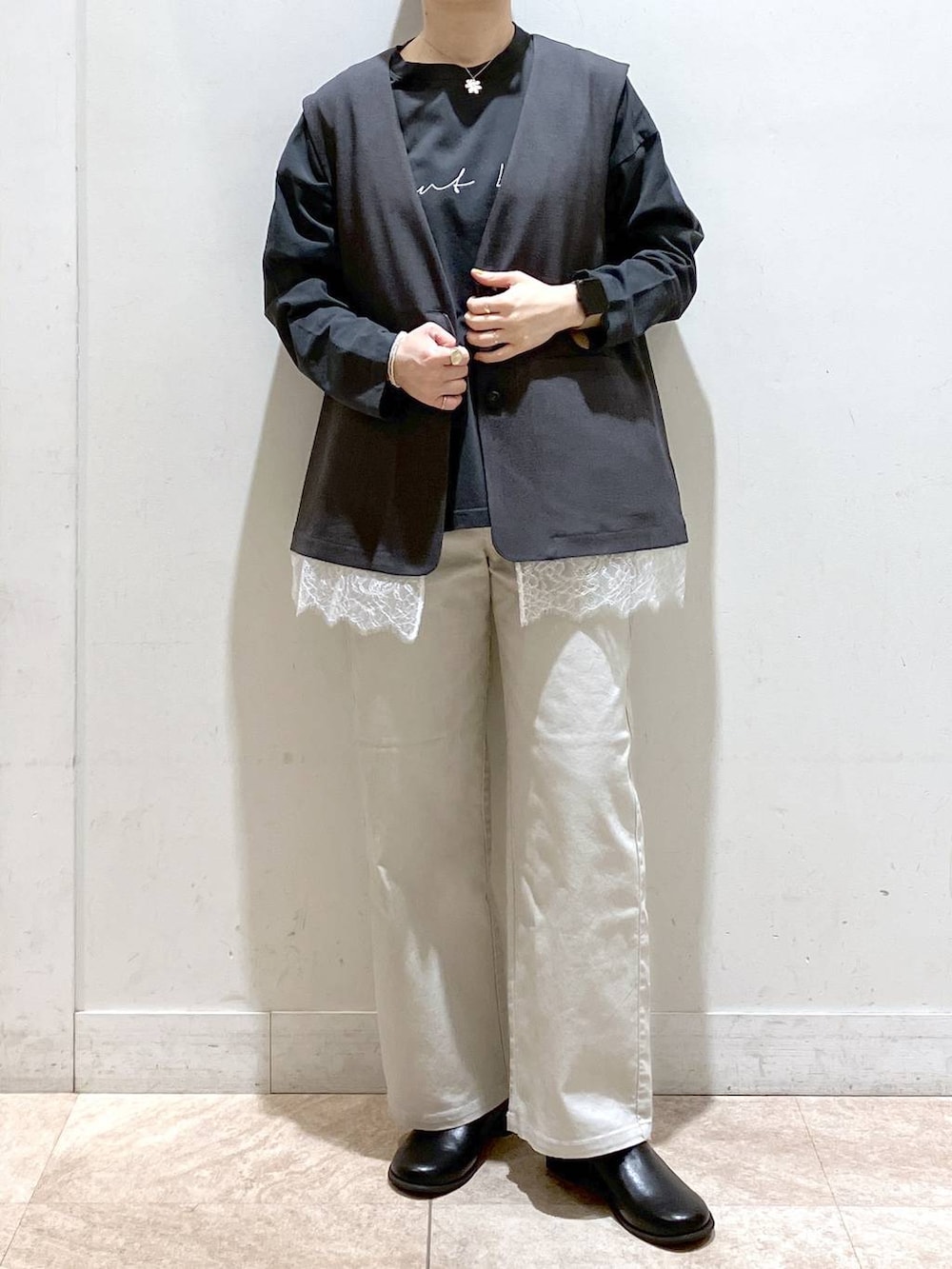 その他のTシャツ/カットソー、グレー系のその他パンツ、ブラック系のその他シューズを着用したレディースの春コーディネートの5枚目の写真