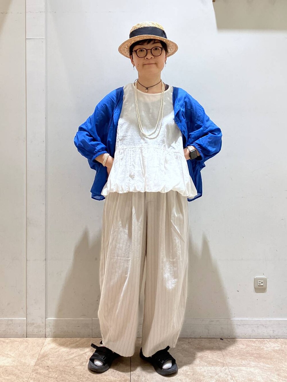 ブラック系のタンクトップ、その他のその他パンツ、ブルー系のシャツ/ブラウスを着用したレディースの春コーディネートの2枚目の写真