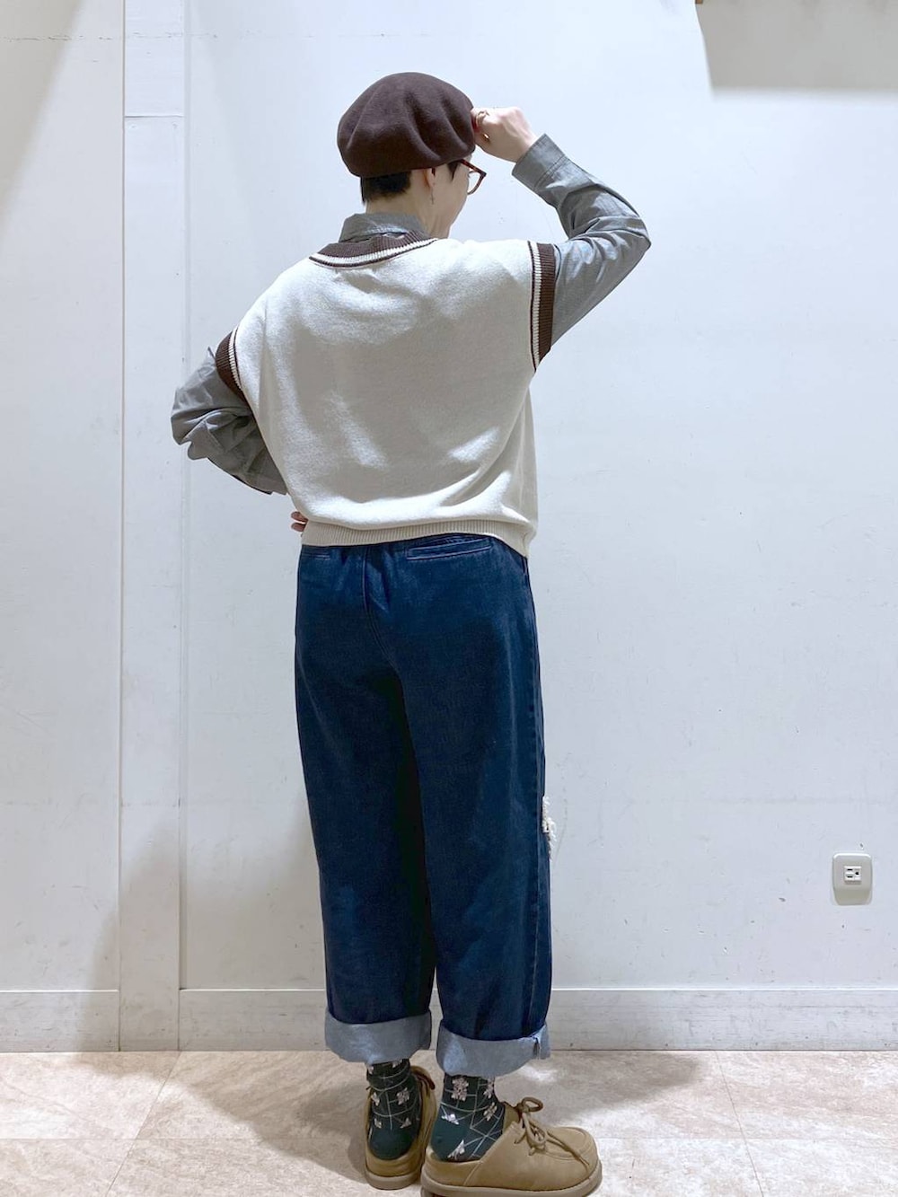 ベージュ系のニット/セーター、ブルー系のデニムパンツ、イエロー系のモカシン/デッキシューズを着用したレディースの秋コーディネートの4枚目の写真
