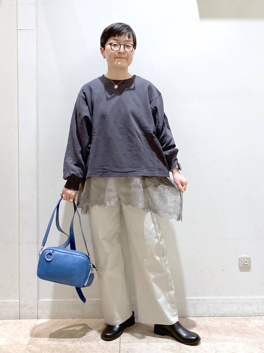 グレー系のその他パンツ、ブルー系のショルダーバッグ、グレー系のTシャツ/カットソーを着用したレディースの春コーディネートの6枚目の写真