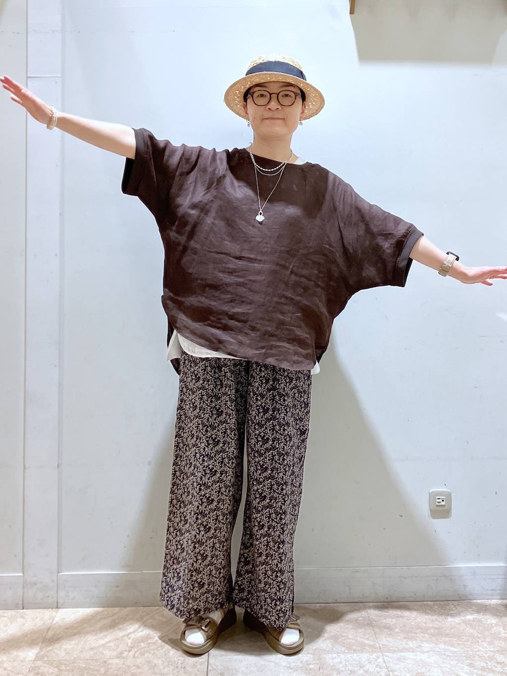 その他のサンダル、ブラウン系のシャツ/ブラウス、ブラック系のデニムパンツを着用したレディースの夏コーディネートの2枚目の写真