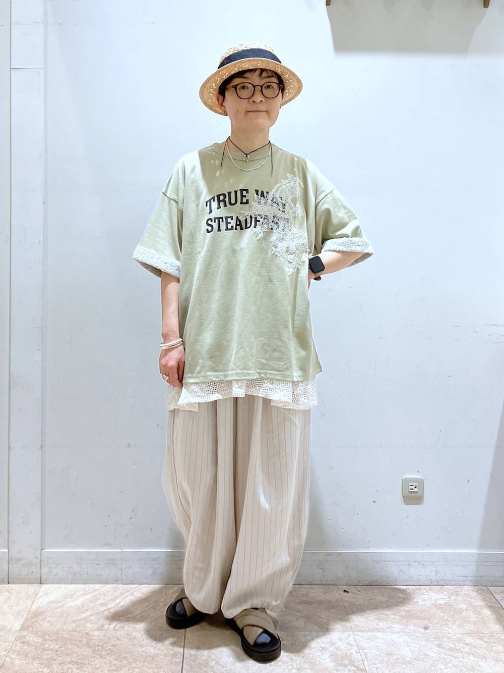ベージュ系のサンダル、ホワイト系のベスト、その他のその他パンツを着用したレディースの春コーディネートの2枚目の写真