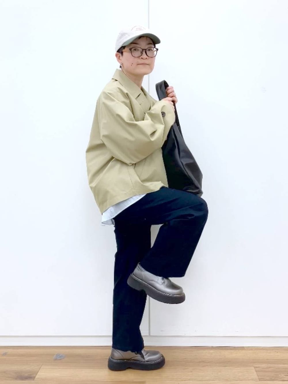 その他のその他シューズ、ブラック系のタンクトップ、ブルー系のその他パンツを着用したレディースの春コーディネートの7枚目の写真