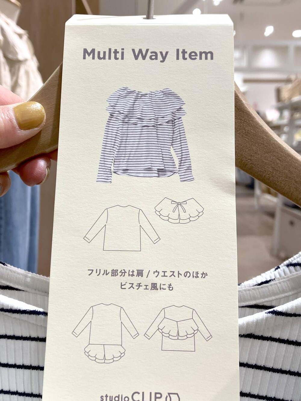 その他のその他シューズ、その他のTシャツ/カットソー、その他のイヤリングを着用したレディースの春コーディネートの6枚目の写真