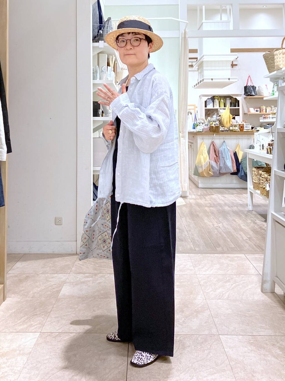 ホワイト系のパンプス、その他のイヤリング、ホワイト系のネックレスを着用したレディースの春コーディネートの2枚目の写真