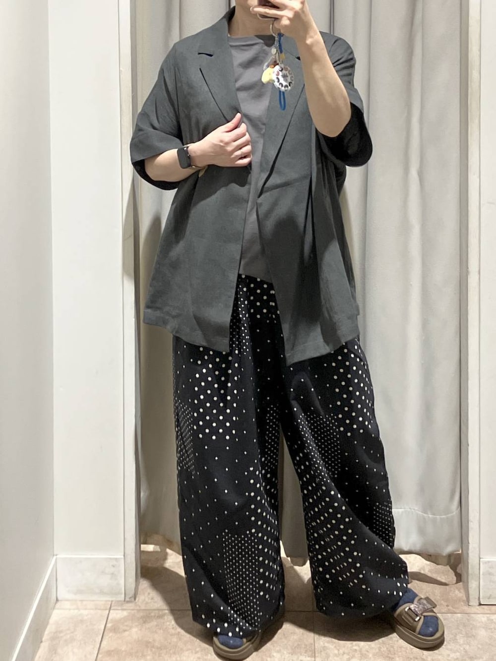 グレー系のテーラードジャケット、その他のサンダル、ブラック系のその他パンツを着用したレディースの夏コーディネートの6枚目の写真