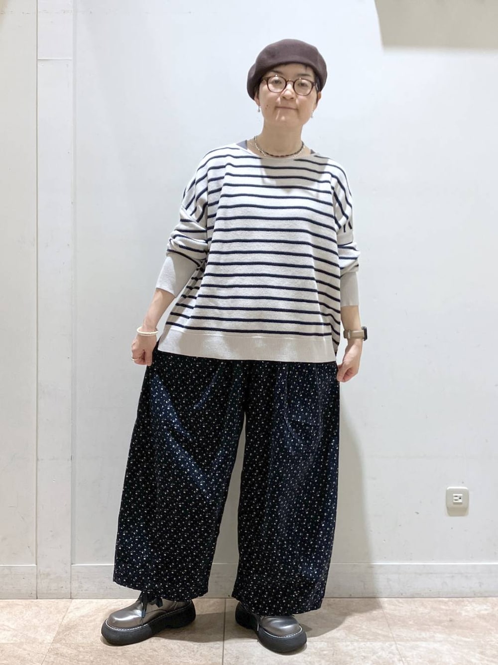 ブルー系のその他パンツ、グレー系のニット/セーター、その他のその他シューズを着用したレディースの秋コーディネートの4枚目の写真