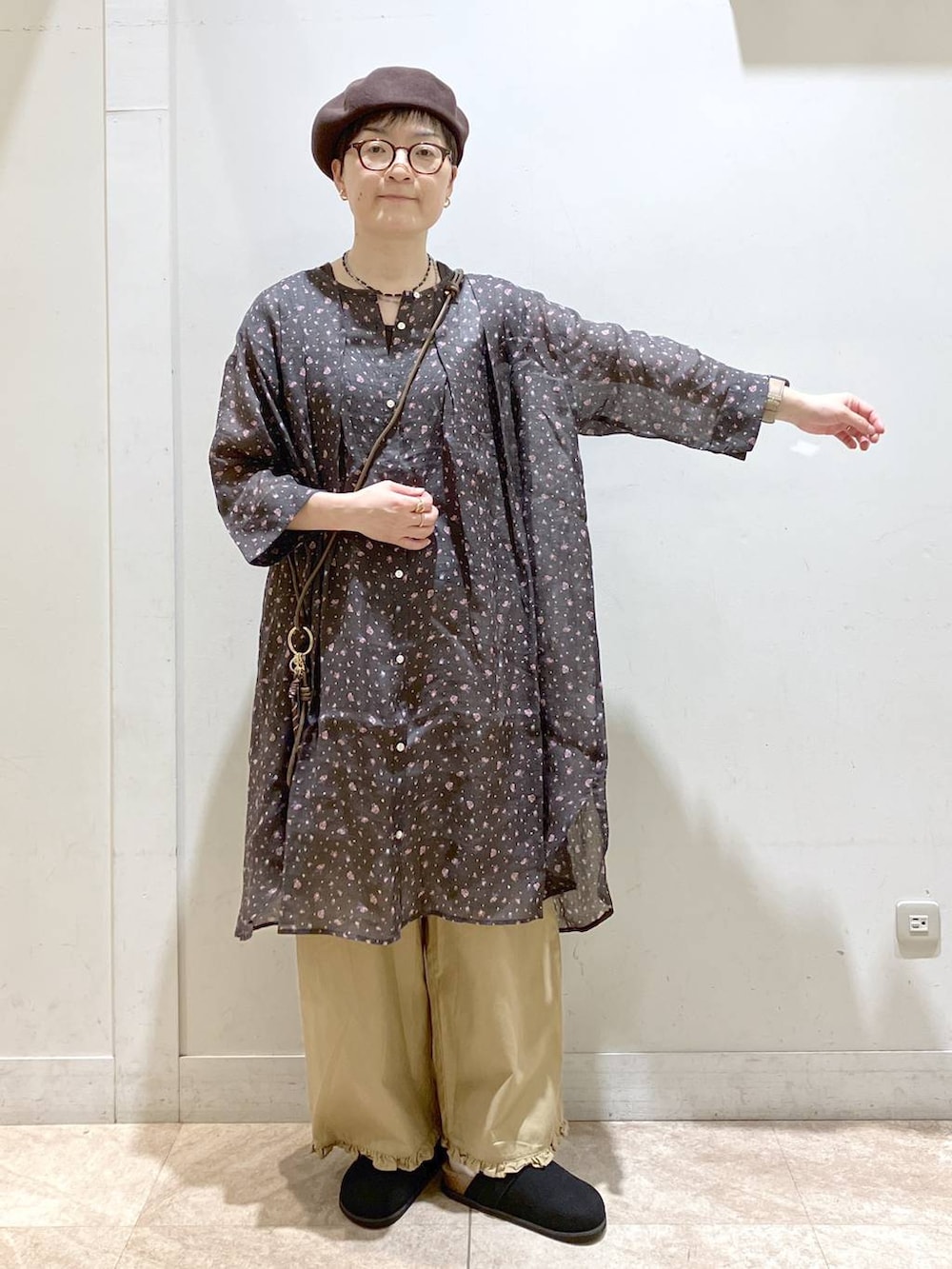 ベージュ系のその他パンツ、ブラウン系のワンピース、その他のネックレスを着用したレディースの夏コーディネートの4枚目の写真