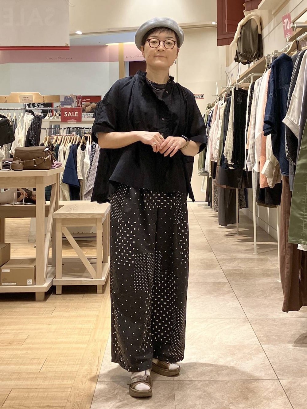 ブラック系のシャツ/ブラウス、ブラック系のその他パンツ、その他のネックレスを着用したレディースの夏コーディネートの4枚目の写真