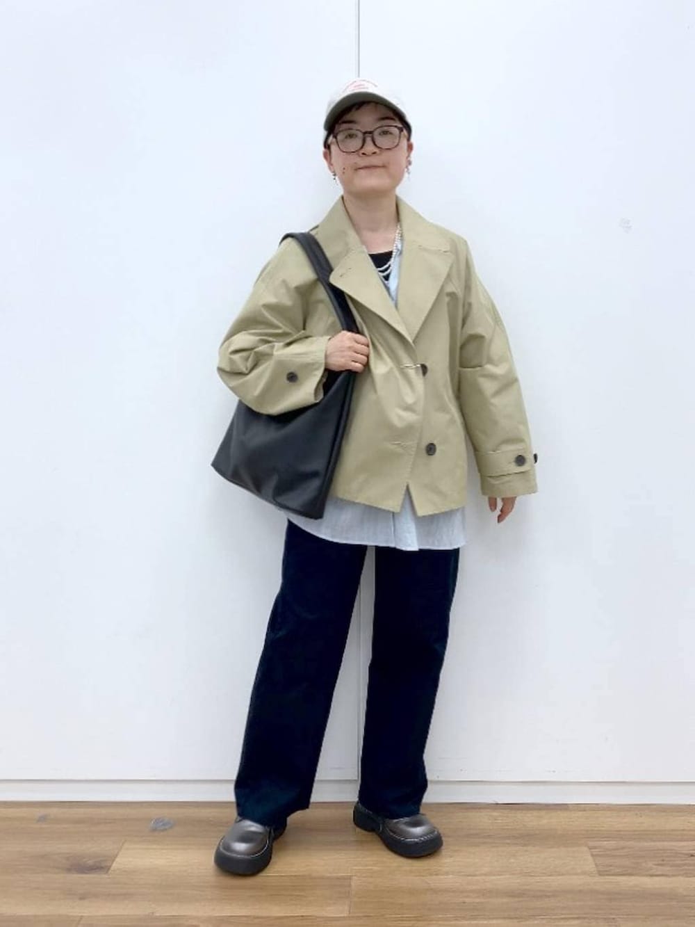 ブラック系のタンクトップ、ブルー系のシャツ/ブラウス、ブルー系のその他パンツを着用したレディースの春コーディネートの2枚目の写真