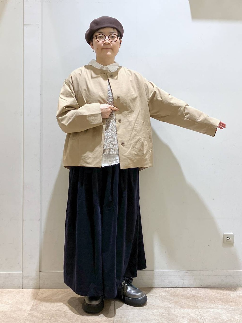 ホワイト系のシャツ/ブラウス、ブルー系のその他パンツ、グレー系のベストを着用したレディースの秋コーディネートの2枚目の写真