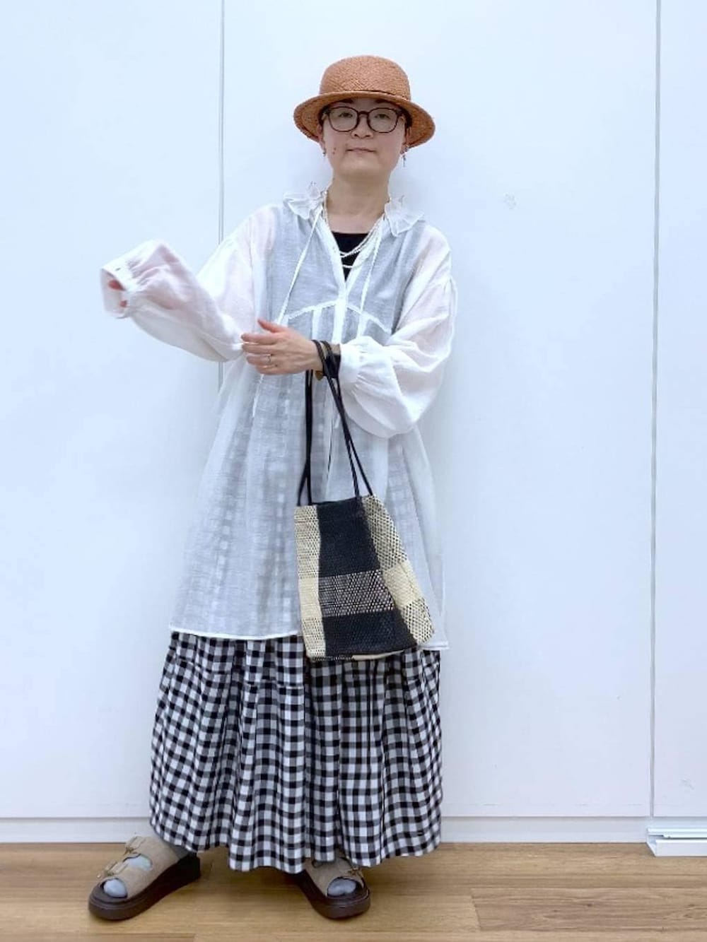 ブラック系のタンクトップ、ベージュ系のサンダル、その他のスカートを着用したレディースの春コーディネートの7枚目の写真