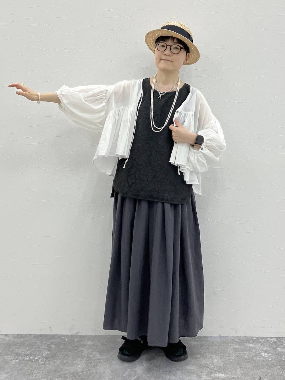 その他のタンクトップ、ホワイト系のネックレス、イエロー系のリングを着用したレディースの春コーディネートの2枚目の写真