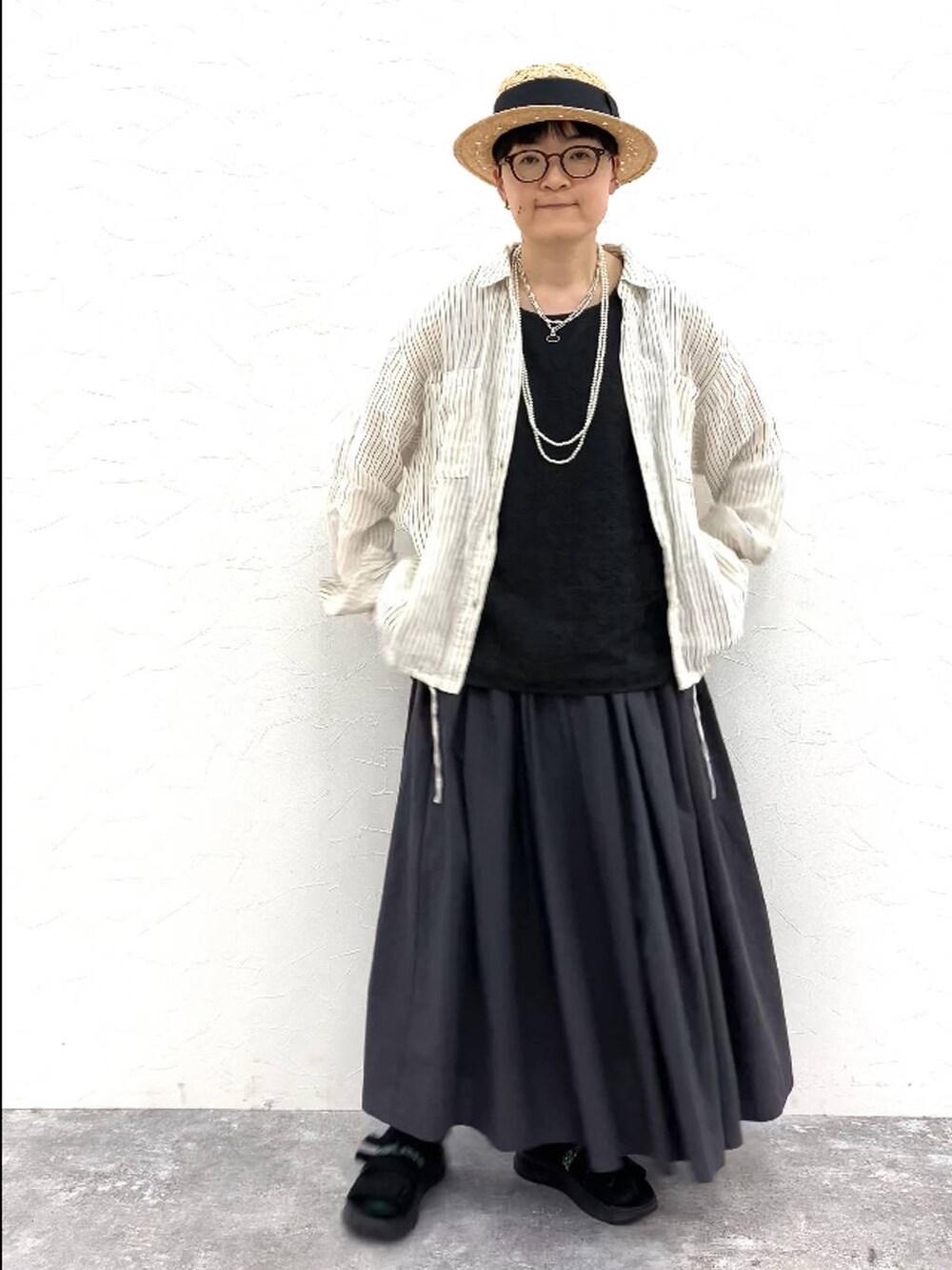 その他のシャツ/ブラウス、その他のタンクトップ、その他のイヤリングを着用したレディースの春コーディネートの4枚目の写真