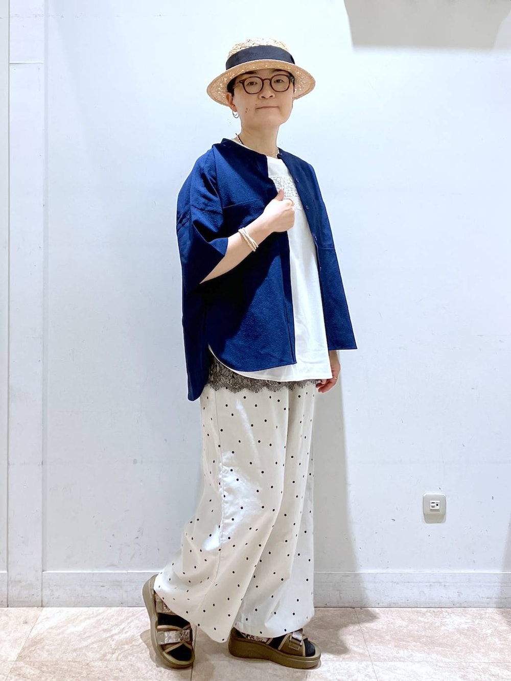 その他のサンダル、その他のその他パンツ、ブルー系のシャツ/ブラウスを着用したレディースの夏コーディネートの2枚目の写真