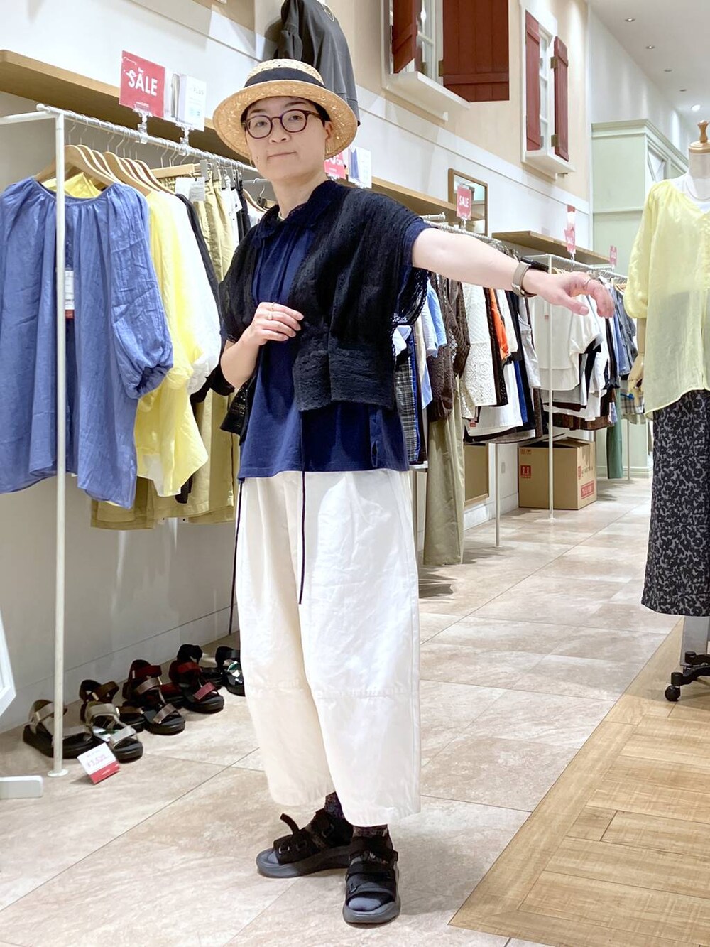 ブルー系のTシャツ/カットソー、ホワイト系のその他パンツ、ブラック系のシャツ/ブラウスを着用したレディースの夏コーディネートの2枚目の写真