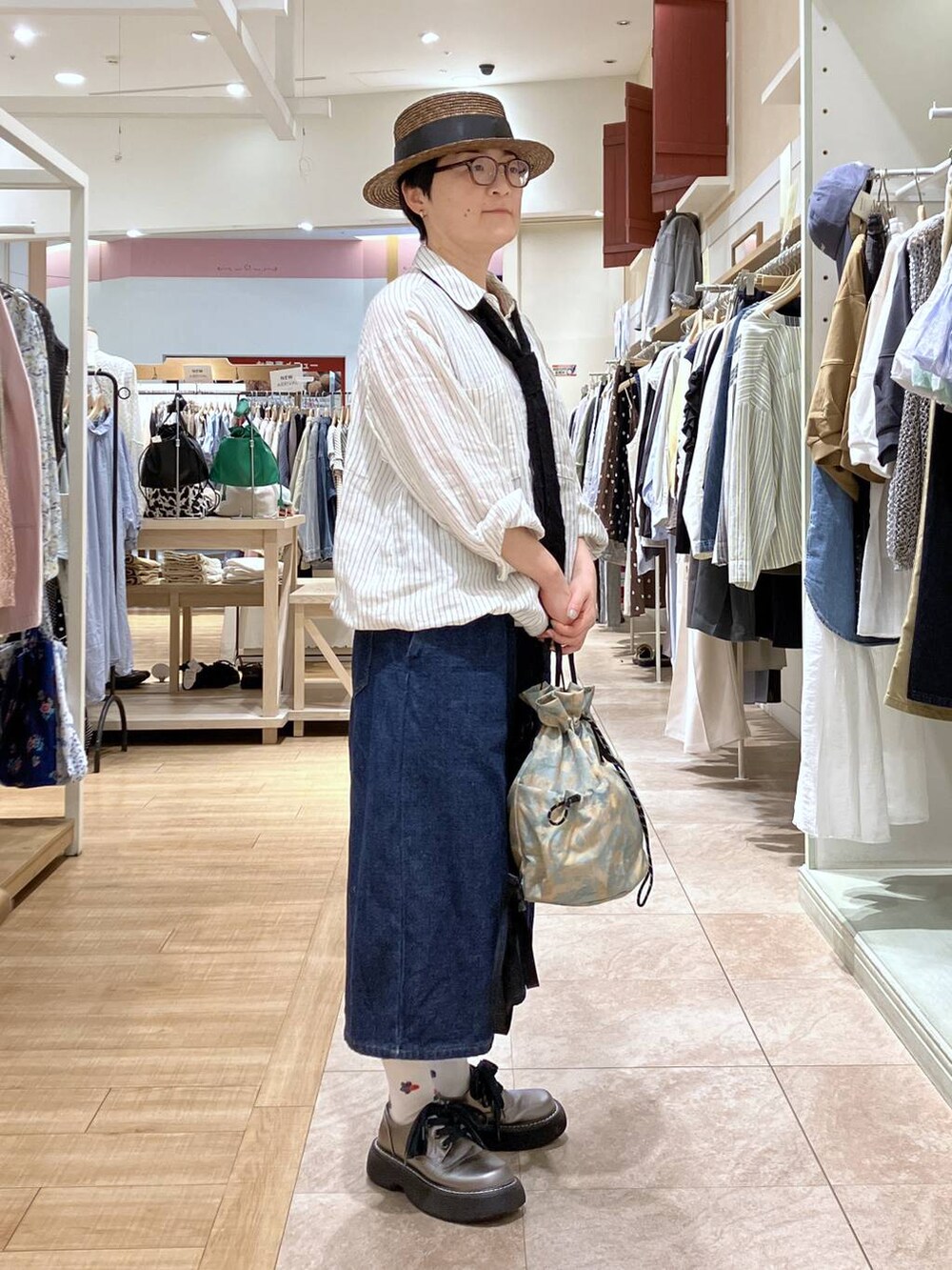 その他のその他シューズ、その他のシャツ/ブラウス、ブルー系のその他パンツを着用したレディースの春コーディネートの4枚目の写真
