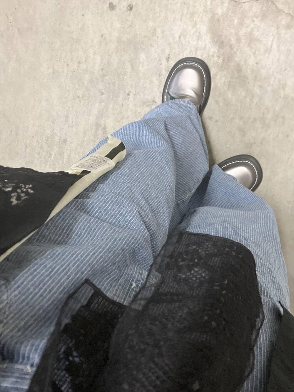 その他のその他シューズ、ブラック系のタンクトップ、ブルー系のデニムパンツを着用したレディースの春コーディネートの4枚目の写真