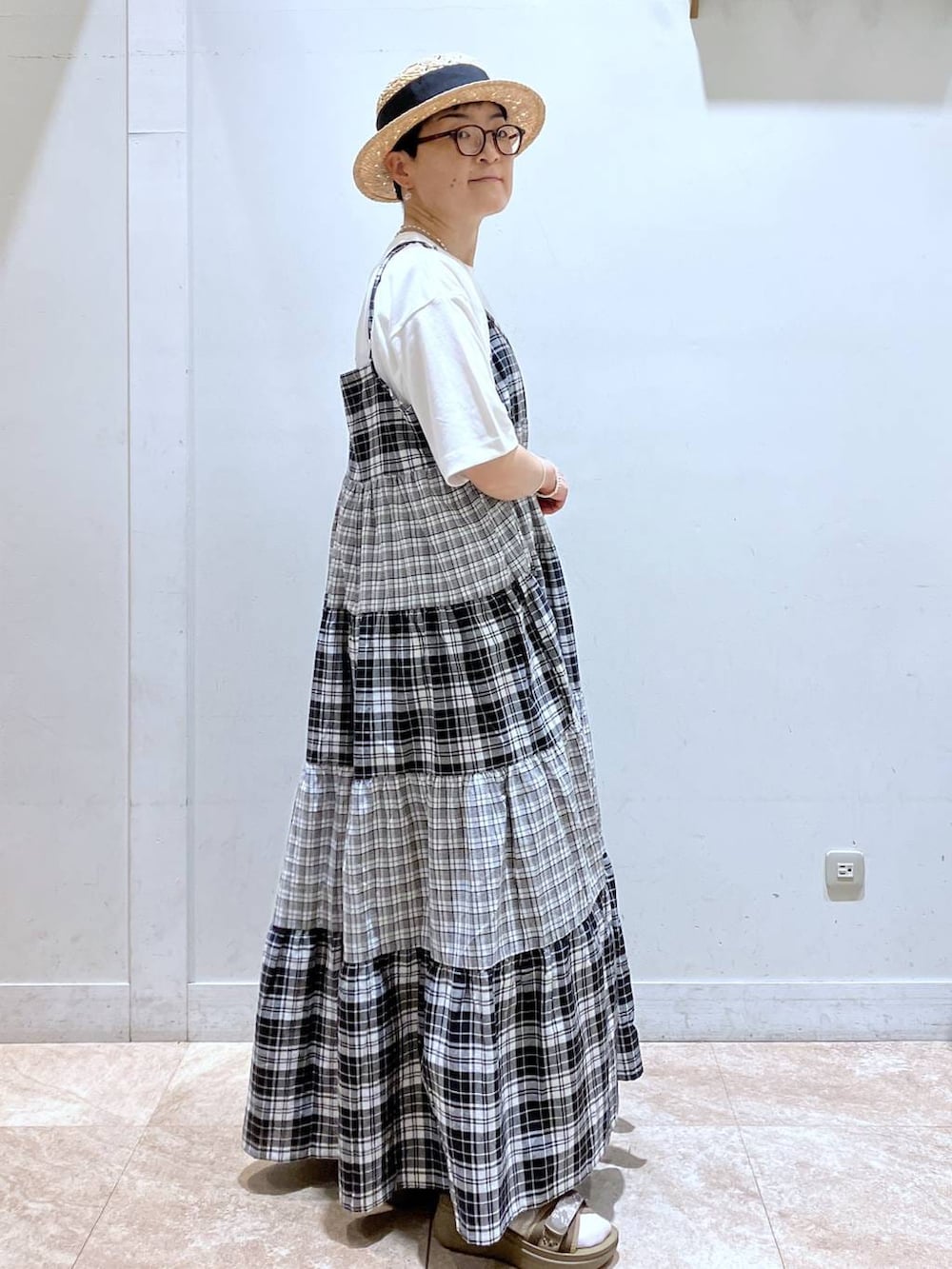 その他のワンピース、ホワイト系のTシャツ/カットソー、その他のサンダルを着用したレディースの夏コーディネートの3枚目の写真