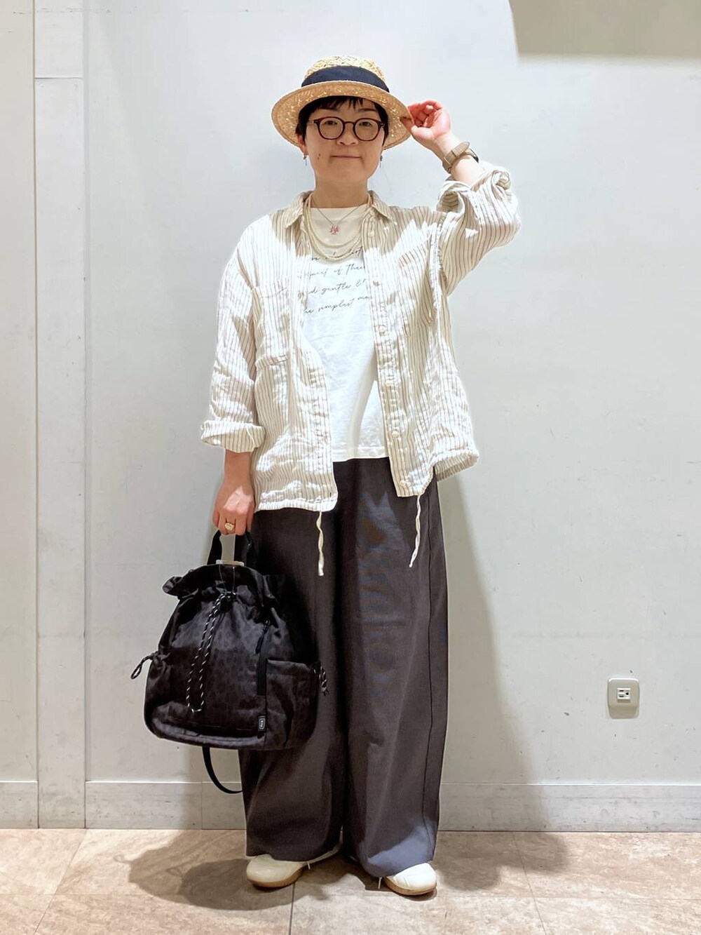 その他のシャツ/ブラウス、その他のその他パンツ、ブラウン系のトートバッグを着用したレディースの春コーディネートの3枚目の写真