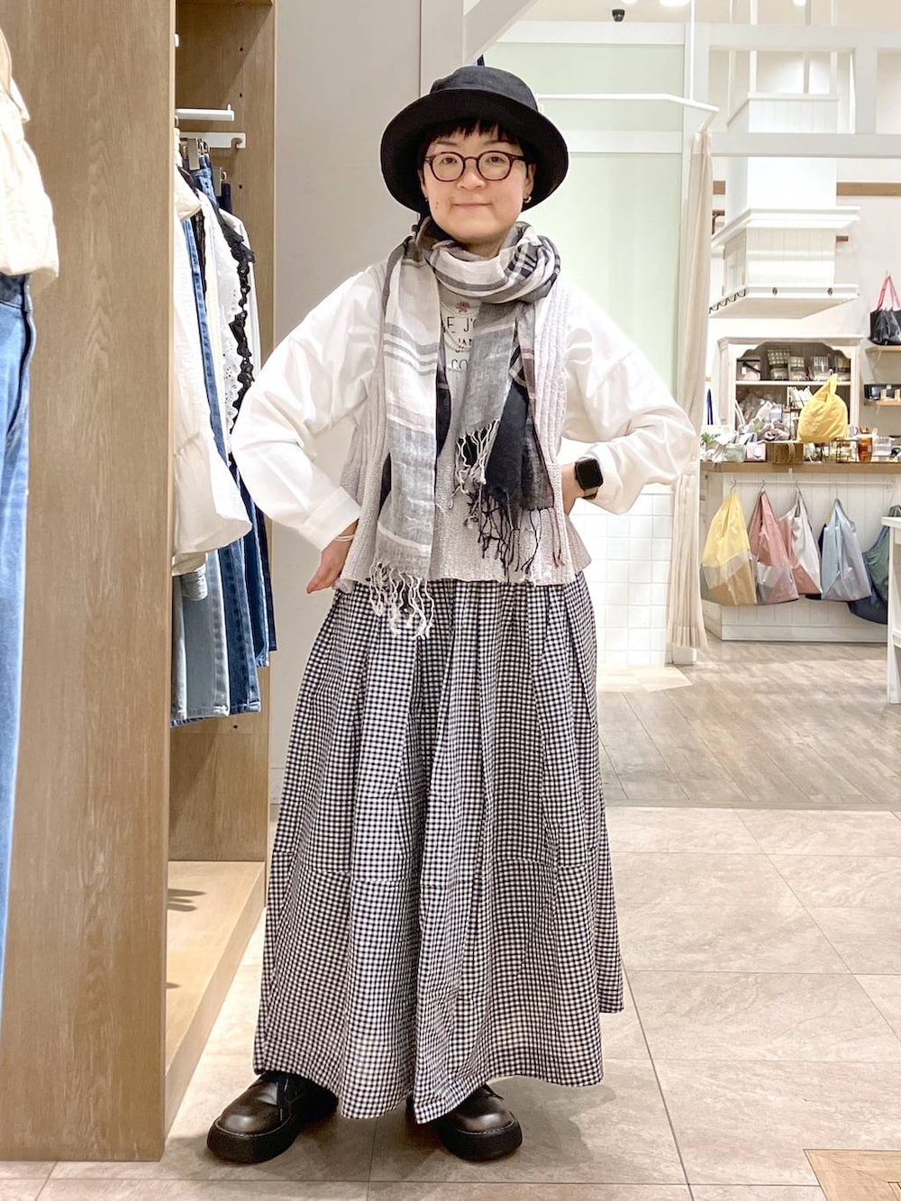 その他のその他シューズ、その他のTシャツ/カットソー、ブラック系のスカートを着用したレディースの春コーディネートの2枚目の写真