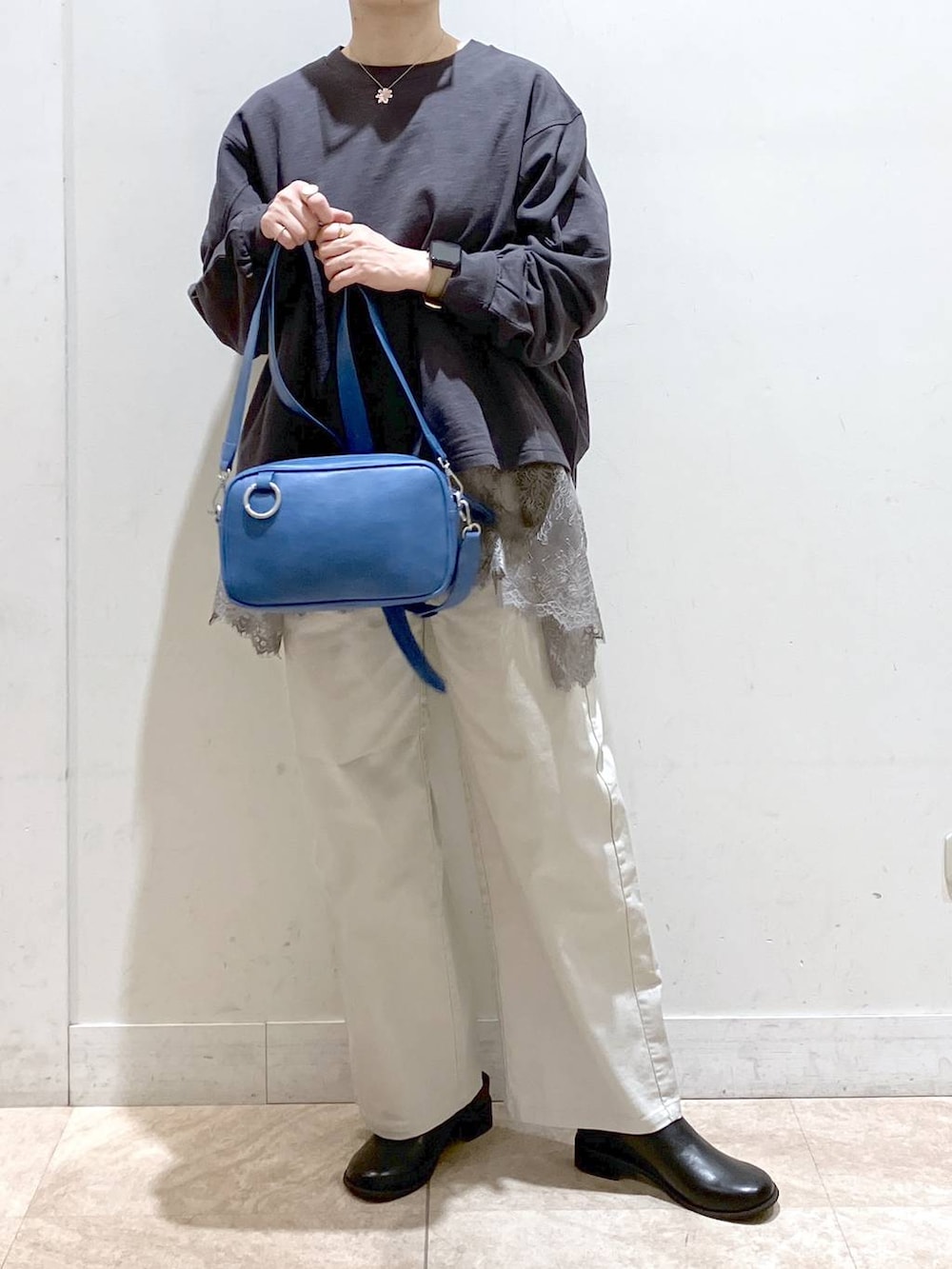 グレー系のその他パンツ、ブルー系のショルダーバッグ、グレー系のTシャツ/カットソーを着用したレディースの春コーディネートの4枚目の写真