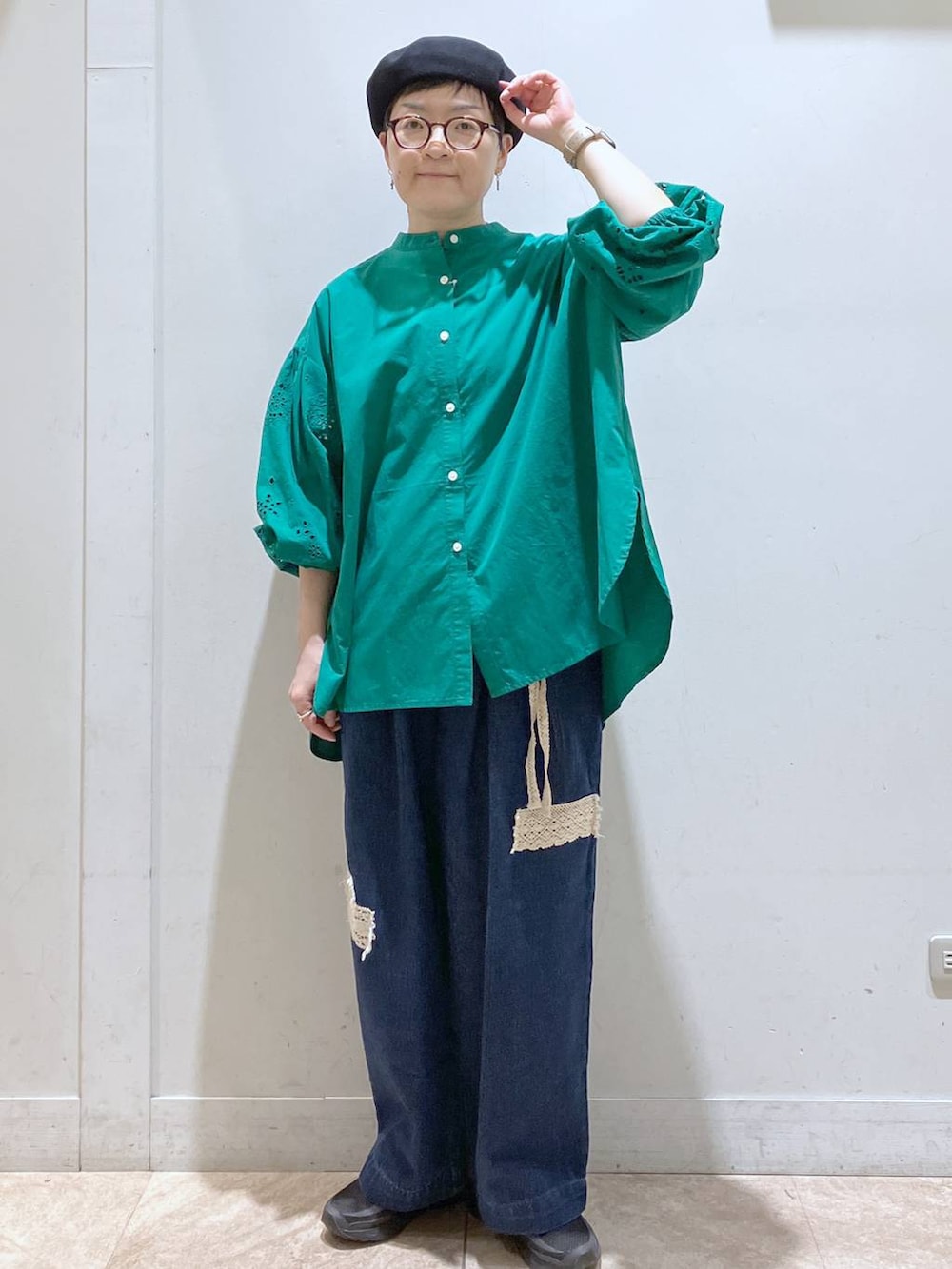 ブルー系のデニムパンツ、グリーン系のシャツ/ブラウス、グレー系のハンチング/ベレー帽を着用したレディースの夏コーディネートの8枚目の写真