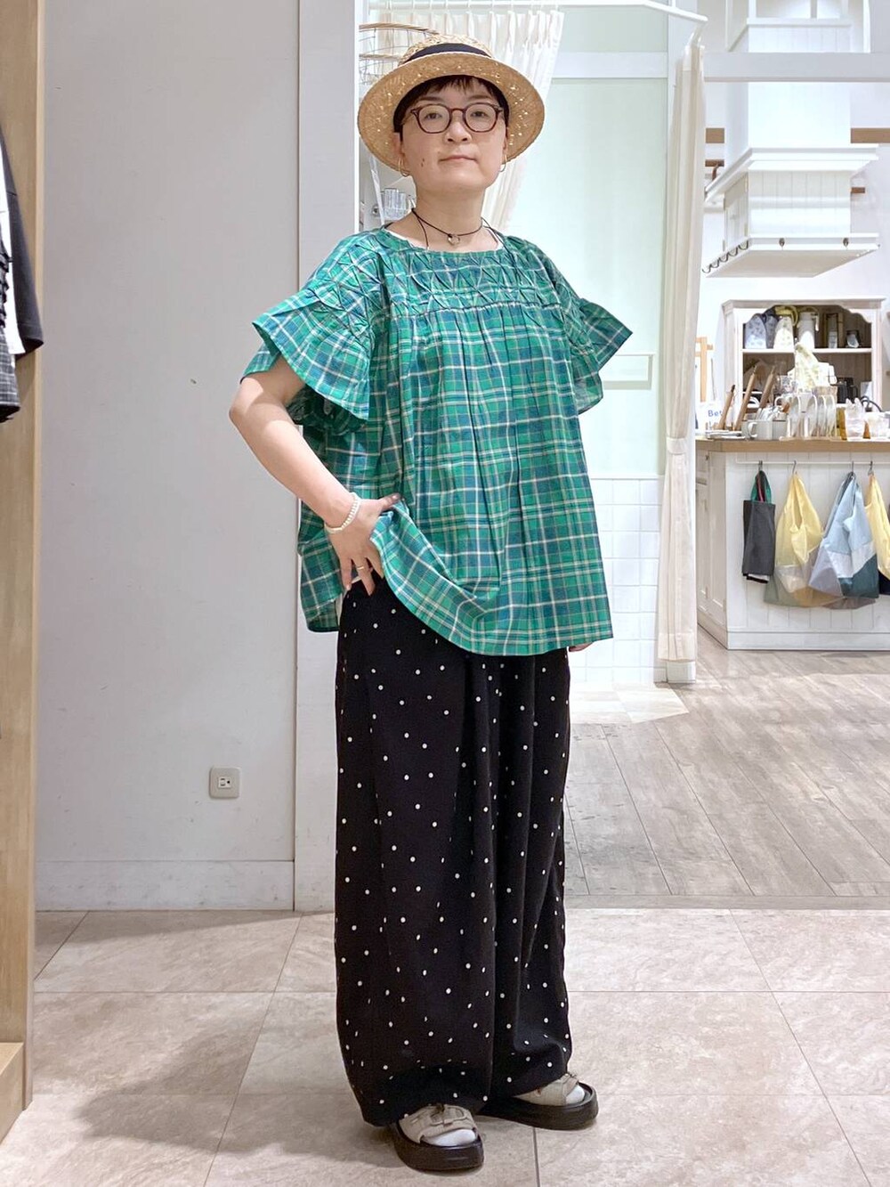 ベージュ系のサンダル、その他のその他パンツ、グリーン系のシャツ/ブラウスを着用したレディースの夏コーディネートの3枚目の写真
