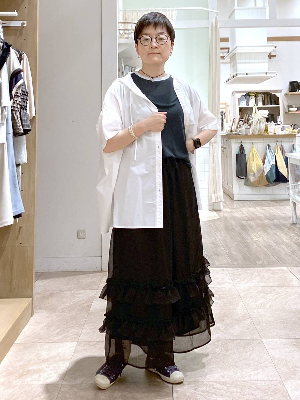 ホワイト系のシャツ/ブラウス、グリーン系のTシャツ/カットソー、ブラック系のその他パンツを着用したレディースの夏コーディネートの4枚目の写真