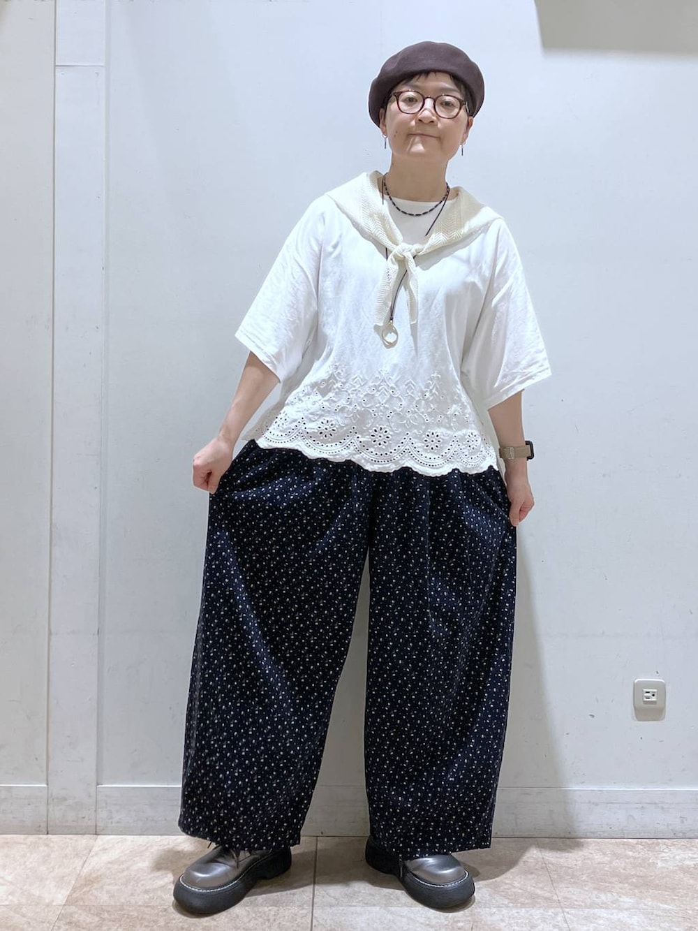 ブルー系のその他パンツ、ホワイト系のTシャツ/カットソー、その他のその他シューズを着用したレディースの秋コーディネートの6枚目の写真