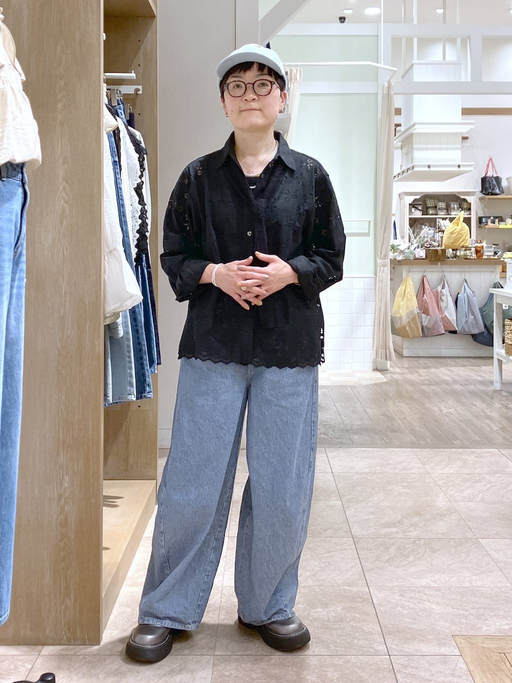 その他のその他シューズ、ブルー系のデニムパンツ、ブラック系のシャツ/ブラウスを着用したレディースの春コーディネートの5枚目の写真