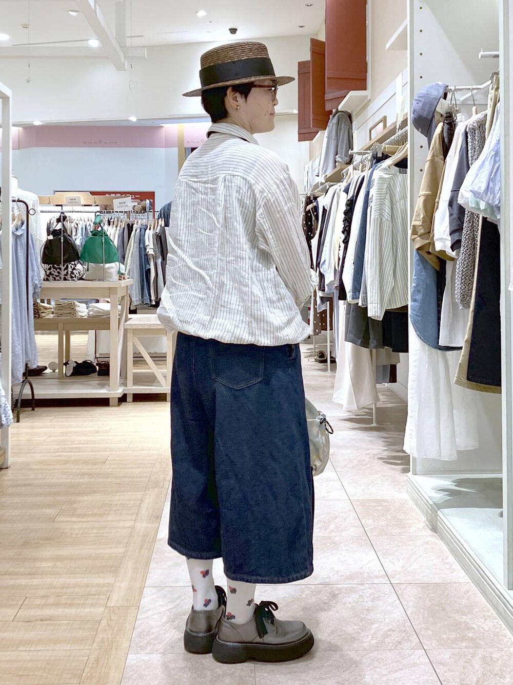 その他のその他シューズ、その他のシャツ/ブラウス、ブルー系のその他パンツを着用したレディースの春コーディネートの5枚目の写真