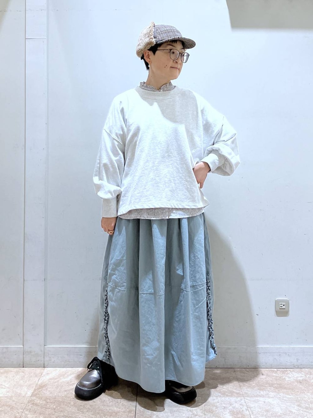 ブルー系のスカート、その他のシャツ/ブラウス、ベージュ系のスウェットを着用したレディースの秋コーディネートの2枚目の写真