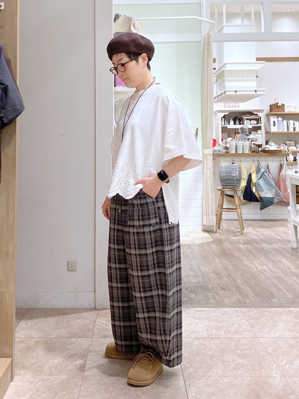 ホワイト系のTシャツ/カットソー、イエロー系のモカシン/デッキシューズ、グレー系のその他パンツを着用したレディースの秋コーディネートの3枚目の写真