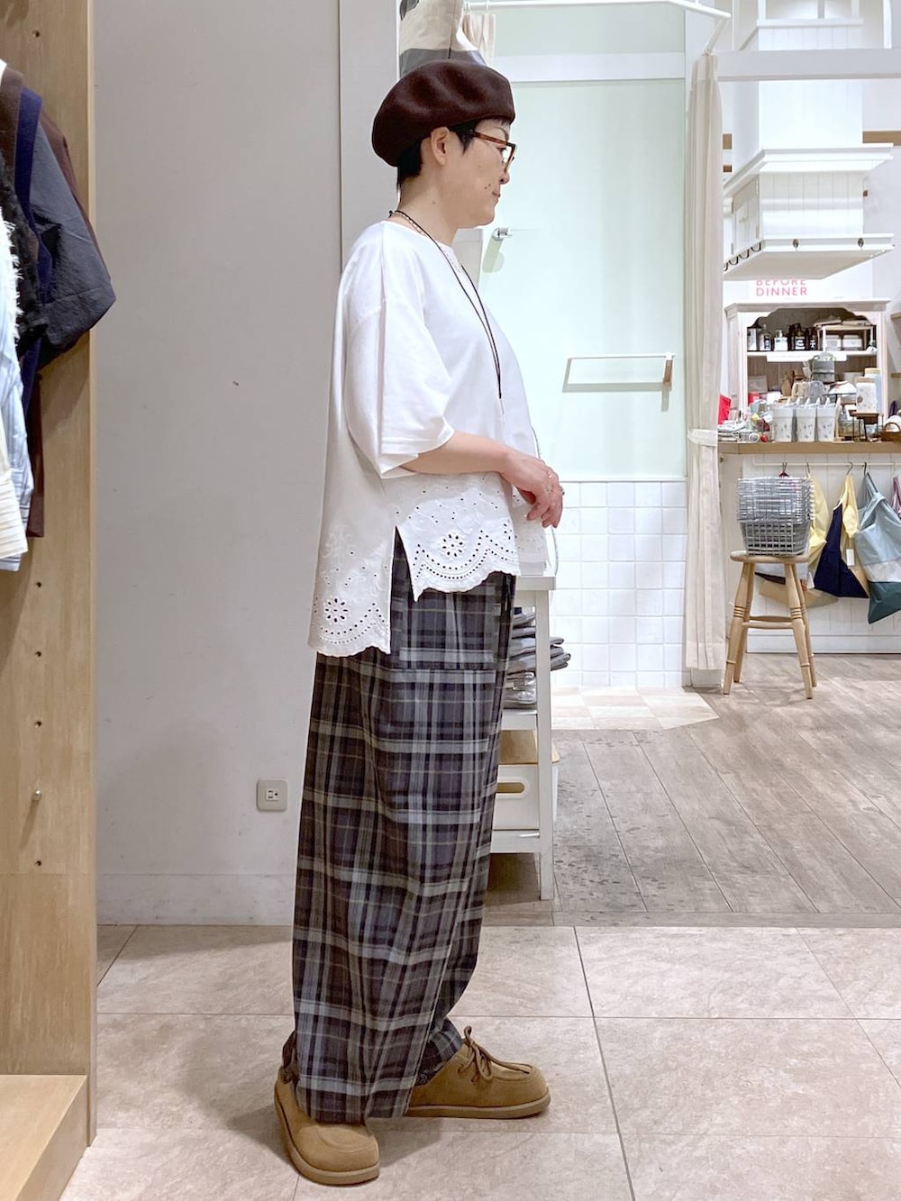 ホワイト系のTシャツ/カットソー、イエロー系のモカシン/デッキシューズ、グレー系のその他パンツを着用したレディースの秋コーディネートの4枚目の写真