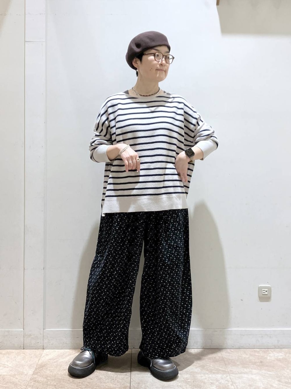 ブルー系のその他パンツ、グレー系のニット/セーター、その他のその他シューズを着用したレディースの秋コーディネートの3枚目の写真